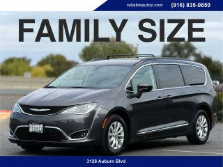 2017 Chrysler Pacifica Minivan Touring-L FWD photo