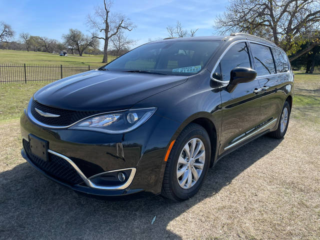 2017 Chrysler Pacifica Minivan Touring-L FWD photo