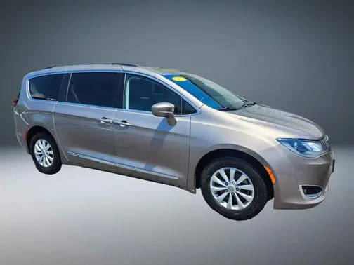 2017 Chrysler Pacifica Minivan Touring-L FWD photo