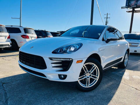 2017 Porsche Macan  AWD photo