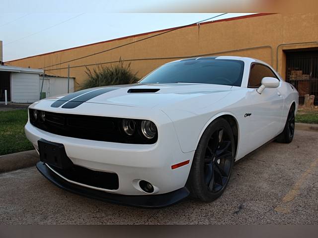 2017 Dodge Challenger SXT RWD photo