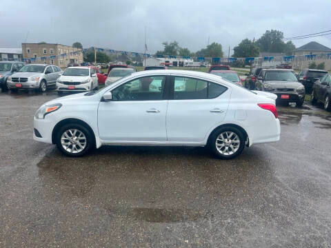 2016 Nissan Versa SV FWD photo
