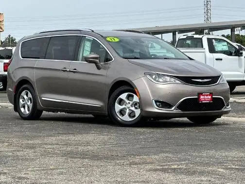 2017 Chrysler Pacifica Minivan Touring-L Plus FWD photo