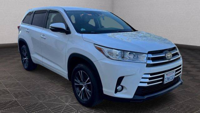 2017 Toyota Highlander LE Plus FWD photo