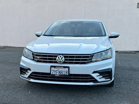 2017 Volkswagen Passat R-Line w/Comfort Pkg FWD photo