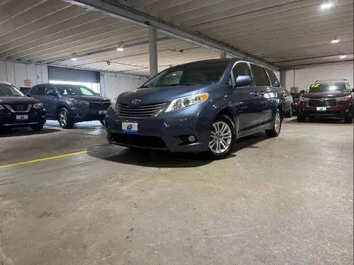 2017 Toyota Sienna XLE FWD photo