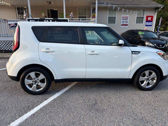 2017 Kia Soul Base FWD photo