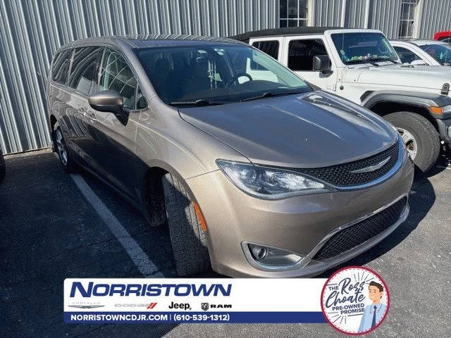 2017 Chrysler Pacifica Minivan Touring Plus FWD photo