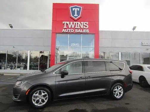 2017 Chrysler Pacifica Minivan Touring Plus FWD photo