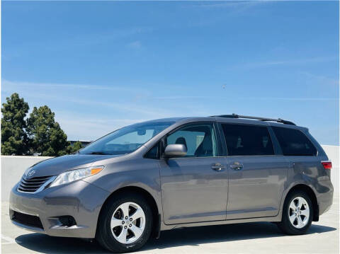 2017 Toyota Sienna LE FWD photo