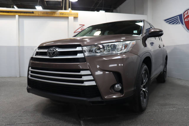 2017 Toyota Highlander LE Plus FWD photo