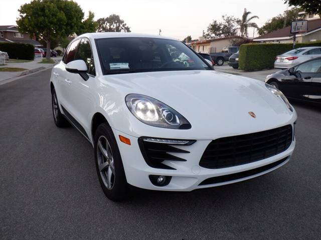 2017 Porsche Macan AWD photo