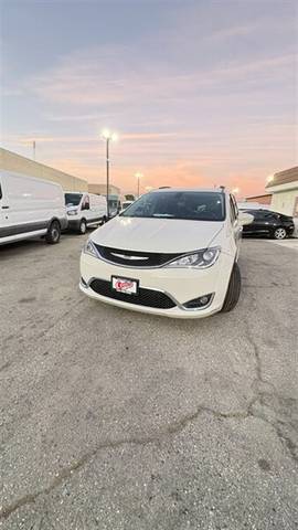 2017 Chrysler Pacifica Minivan Touring-L FWD photo