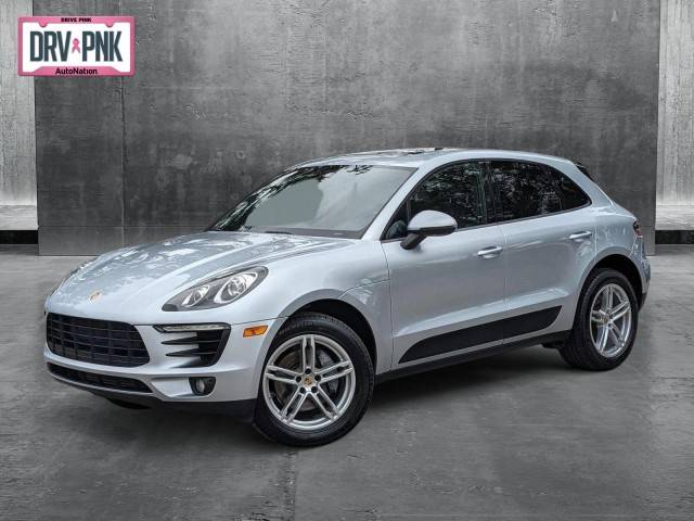 2017 Porsche Macan  AWD photo