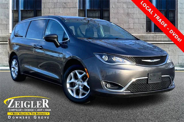 2017 Chrysler Pacifica Minivan Touring-L FWD photo