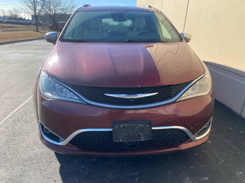 2017 Chrysler Pacifica Minivan Limited FWD photo