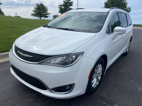 2017 Chrysler Pacifica Minivan Touring-L FWD photo