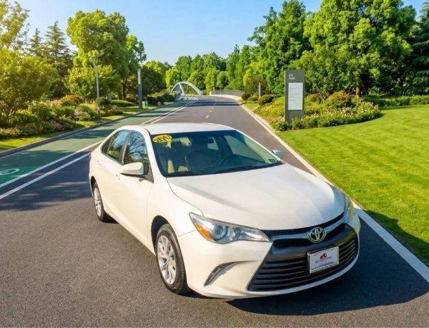 2017 Toyota Camry LE FWD photo