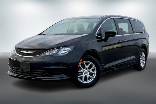 2017 Chrysler Pacifica Minivan Touring FWD photo