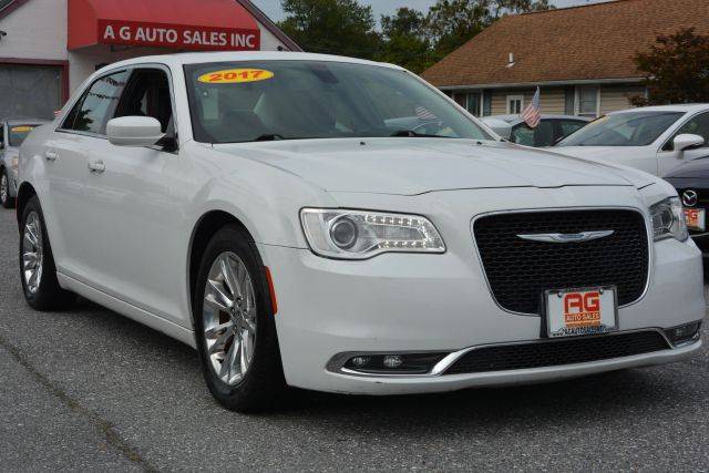 2017 Chrysler 300 Limited RWD photo