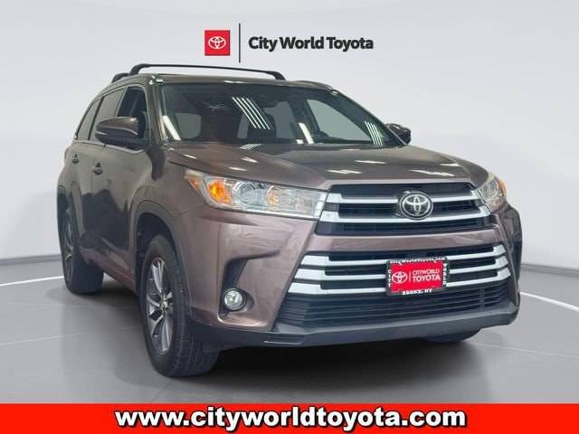 2017 Toyota Highlander XLE AWD photo