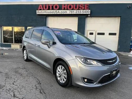 2017 Chrysler Pacifica Minivan Touring-L FWD photo