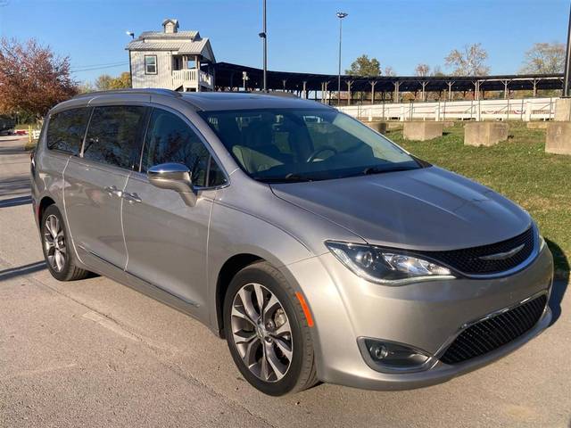 2017 Chrysler Pacifica Minivan Limited FWD photo