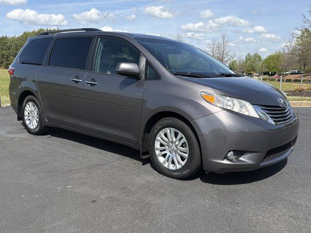 2017 Toyota Sienna XLE FWD photo