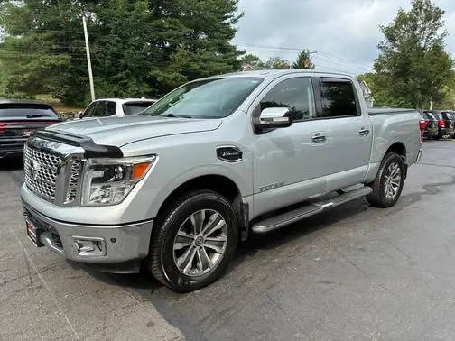 2017 Nissan Titan SL 4WD photo