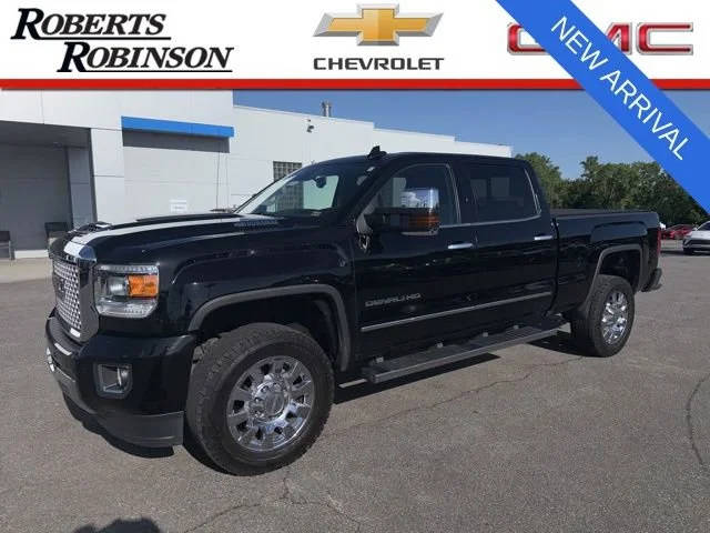 2017 GMC Sierra 2500HD Denali 4WD photo