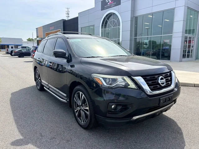 2017 Nissan Pathfinder Platinum FWD photo