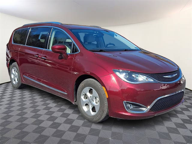2017 Chrysler Pacifica Minivan Touring-L Plus FWD photo