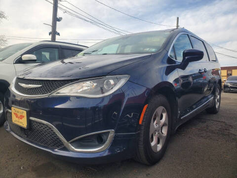 2017 Chrysler Pacifica Minivan Touring-L Plus FWD photo