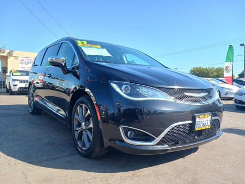 2017 Chrysler Pacifica Minivan Limited FWD photo