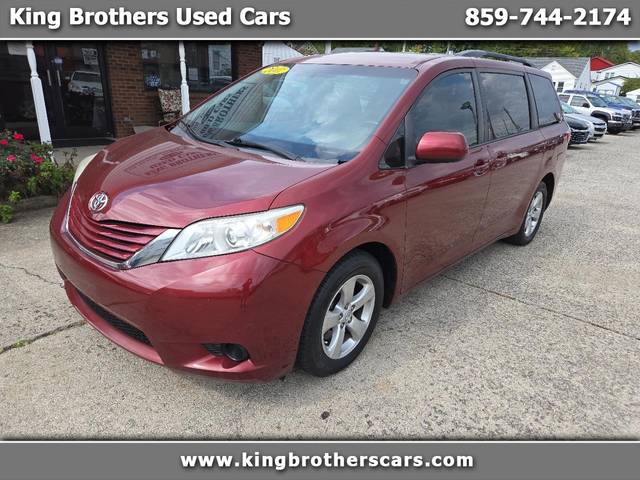 2017 Toyota Sienna LE FWD photo