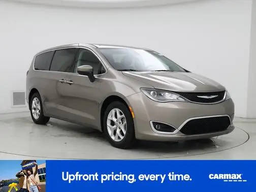 2017 Chrysler Pacifica Minivan Touring Plus FWD photo