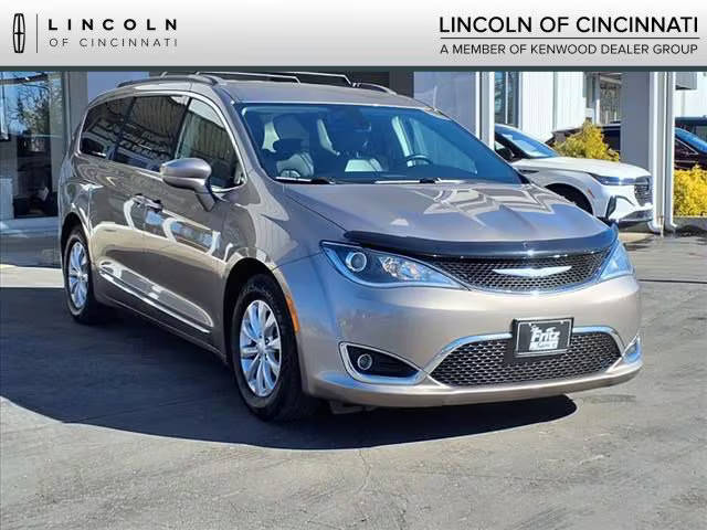 2017 Chrysler Pacifica Minivan Touring-L FWD photo