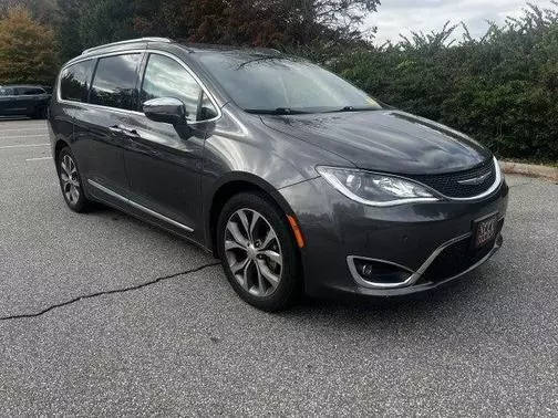 2017 Chrysler Pacifica Minivan Limited FWD photo