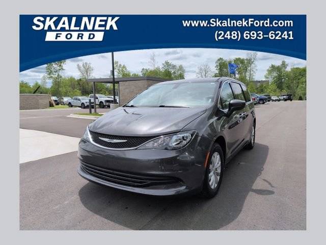2017 Chrysler Pacifica Minivan Touring FWD photo