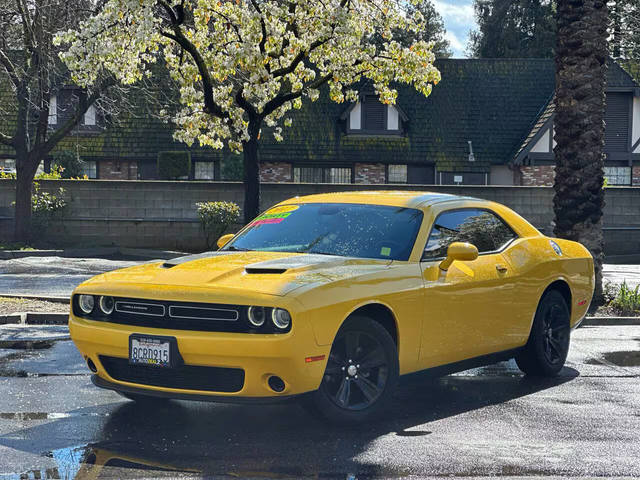 2017 Dodge Challenger SXT RWD photo