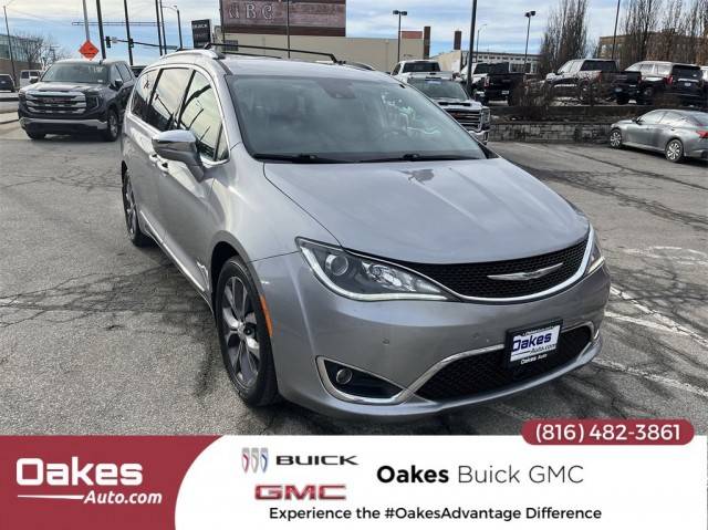 2017 Chrysler Pacifica Minivan Limited FWD photo