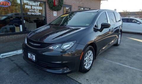 2017 Chrysler Pacifica Minivan Touring FWD photo