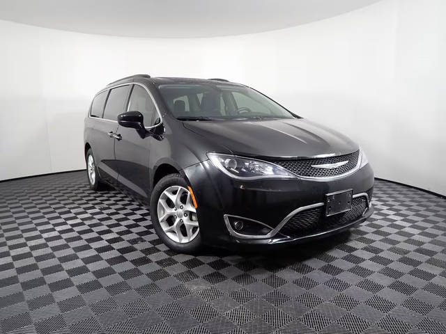 2017 Chrysler Pacifica Minivan Touring Plus FWD photo