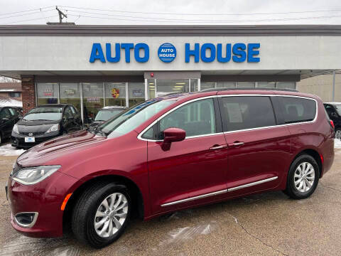 2017 Chrysler Pacifica Minivan Touring-L FWD photo