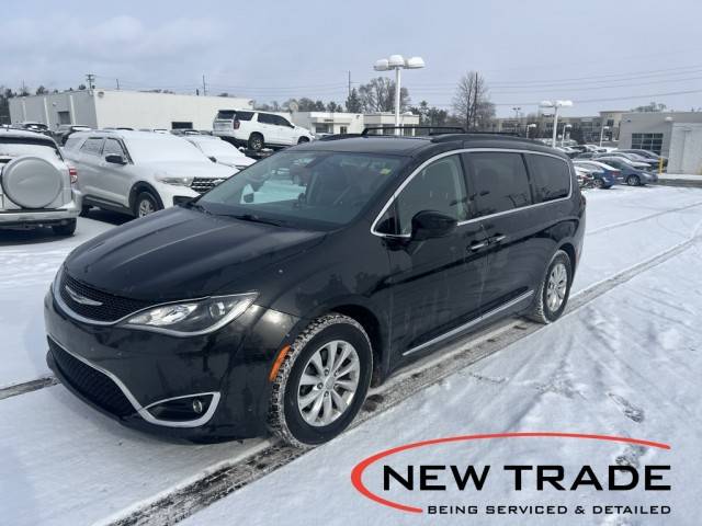 2017 Chrysler Pacifica Minivan Touring-L FWD photo