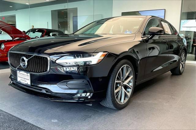 2018 Volvo S90 Momentum AWD photo