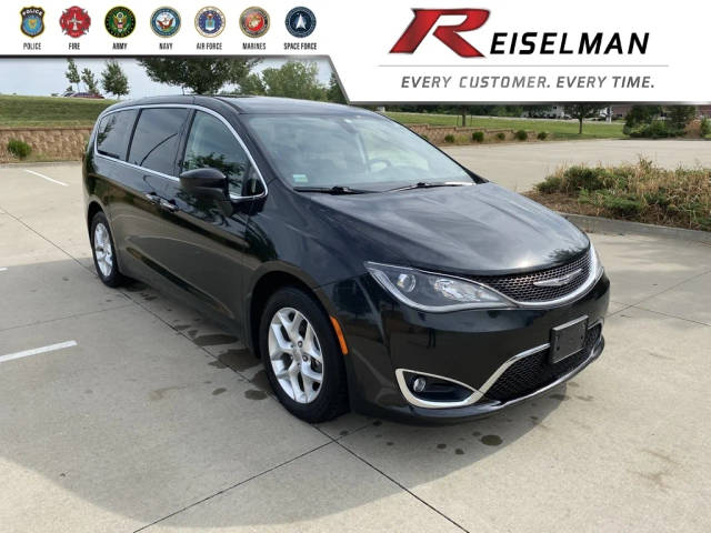 2017 Chrysler Pacifica Minivan Touring Plus FWD photo