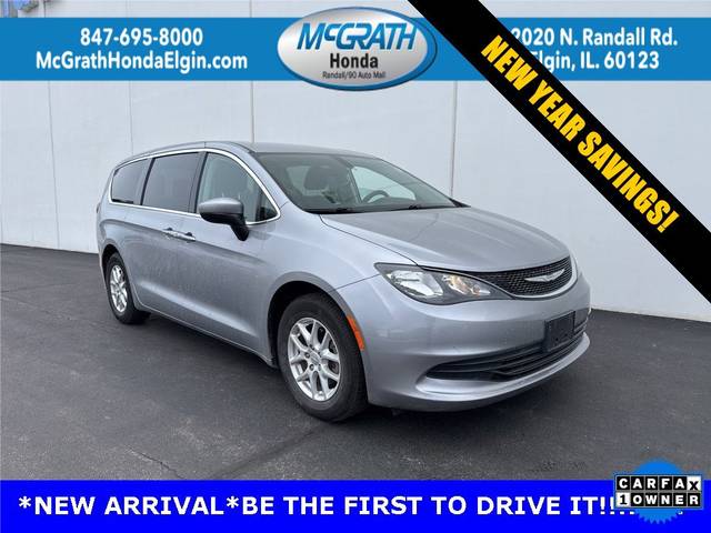 2017 Chrysler Pacifica Minivan Touring FWD photo