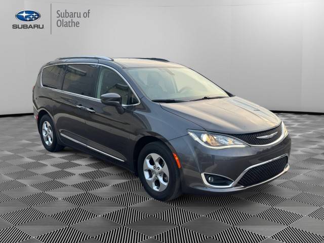 2017 Chrysler Pacifica Minivan Touring-L Plus FWD photo