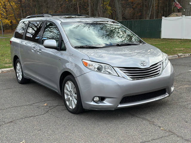 2017 Toyota Sienna XLE Premium AWD photo
